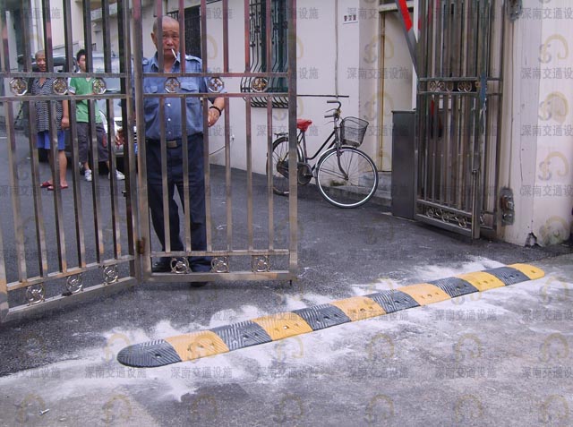 安装减速带 减速带 减速带